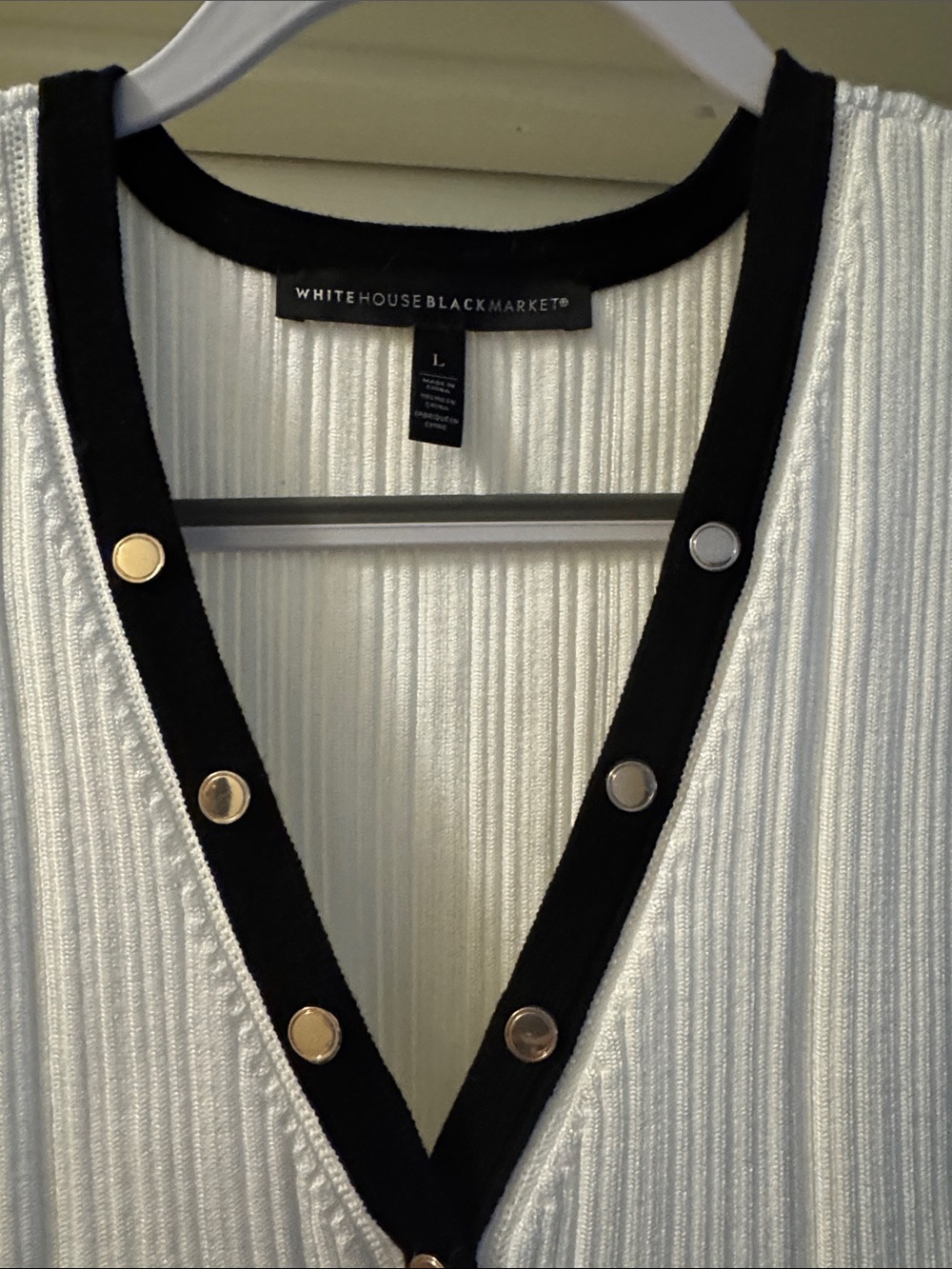White House Black Market in EUC-sleeveless white top with black trim-size large